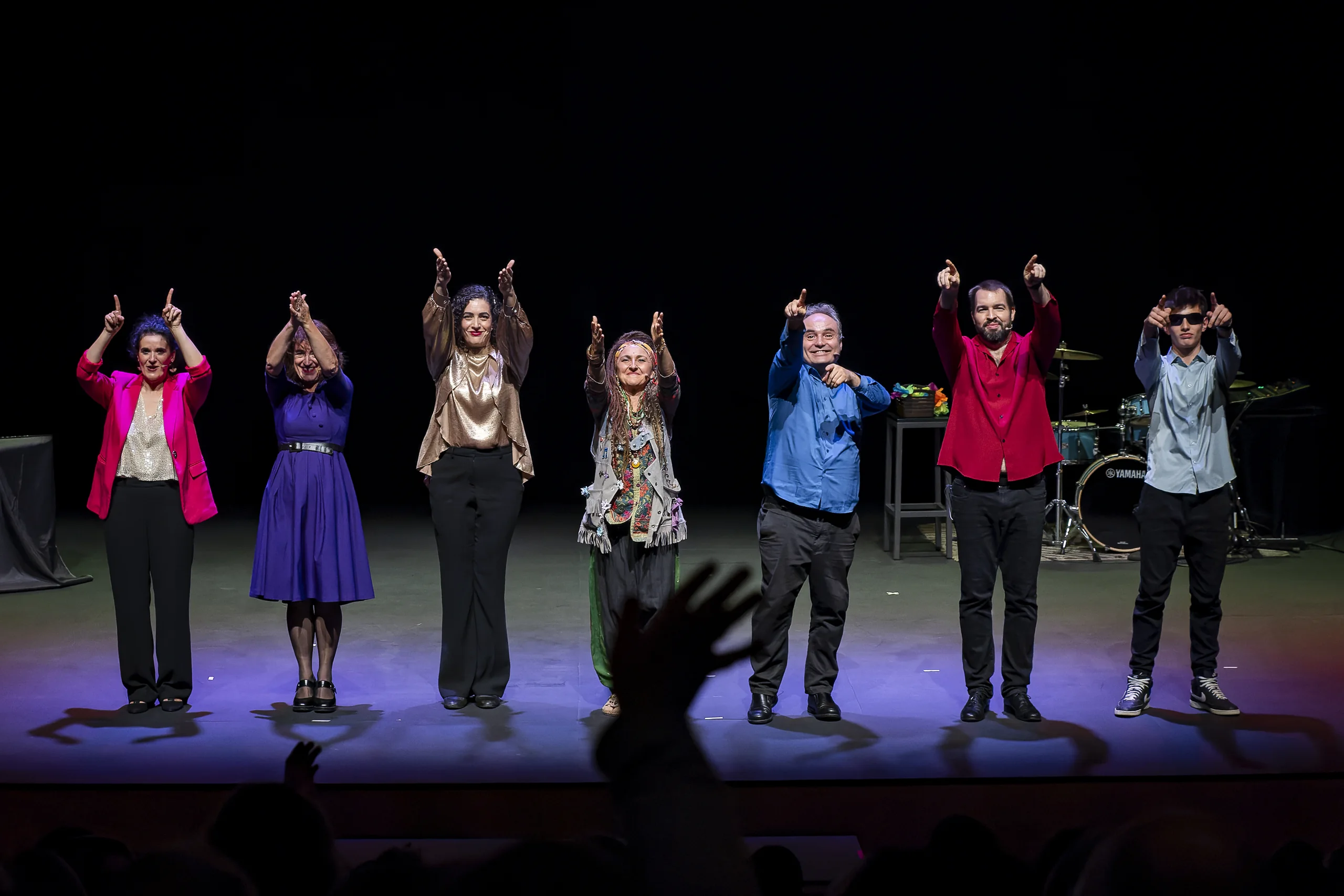 El elenco de Kala, la gurú del pop, saluda al público al final de la función